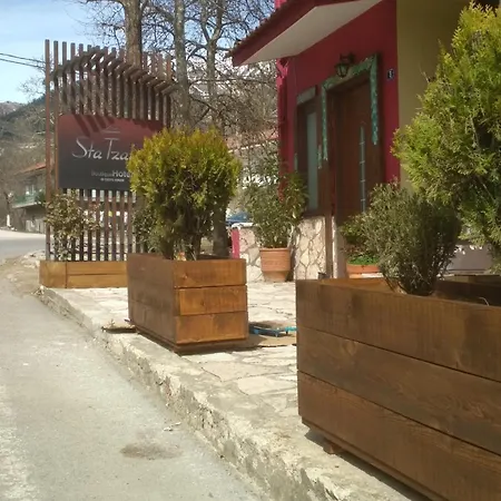 Xenonas Sta Tzakia Karpenísion